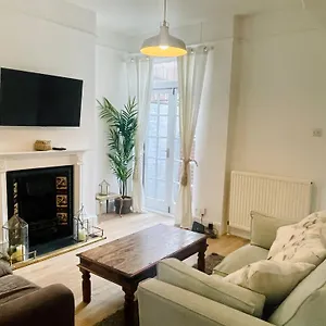 Newly Refurbished Centre House With Parking Holiday home